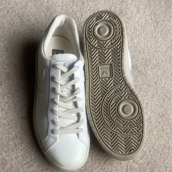 Veja URCA CWL White Silver Sneakers Women’s Size 9, Retail $135 - Picture 5 of 8